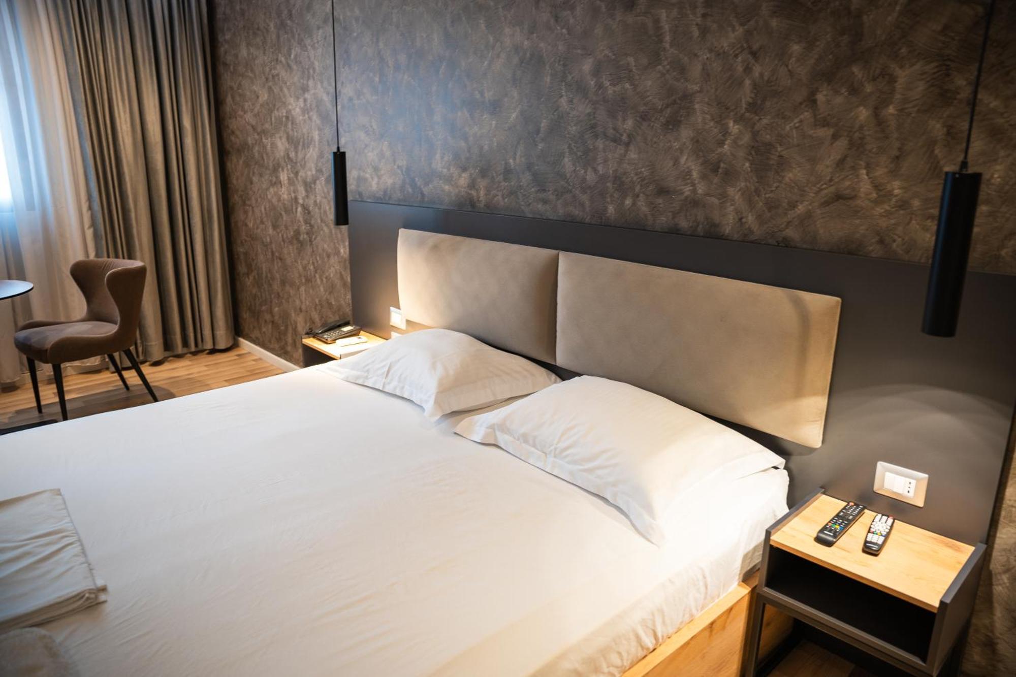 Center Boutique Hotel Tiranë Ngoại thất bức ảnh