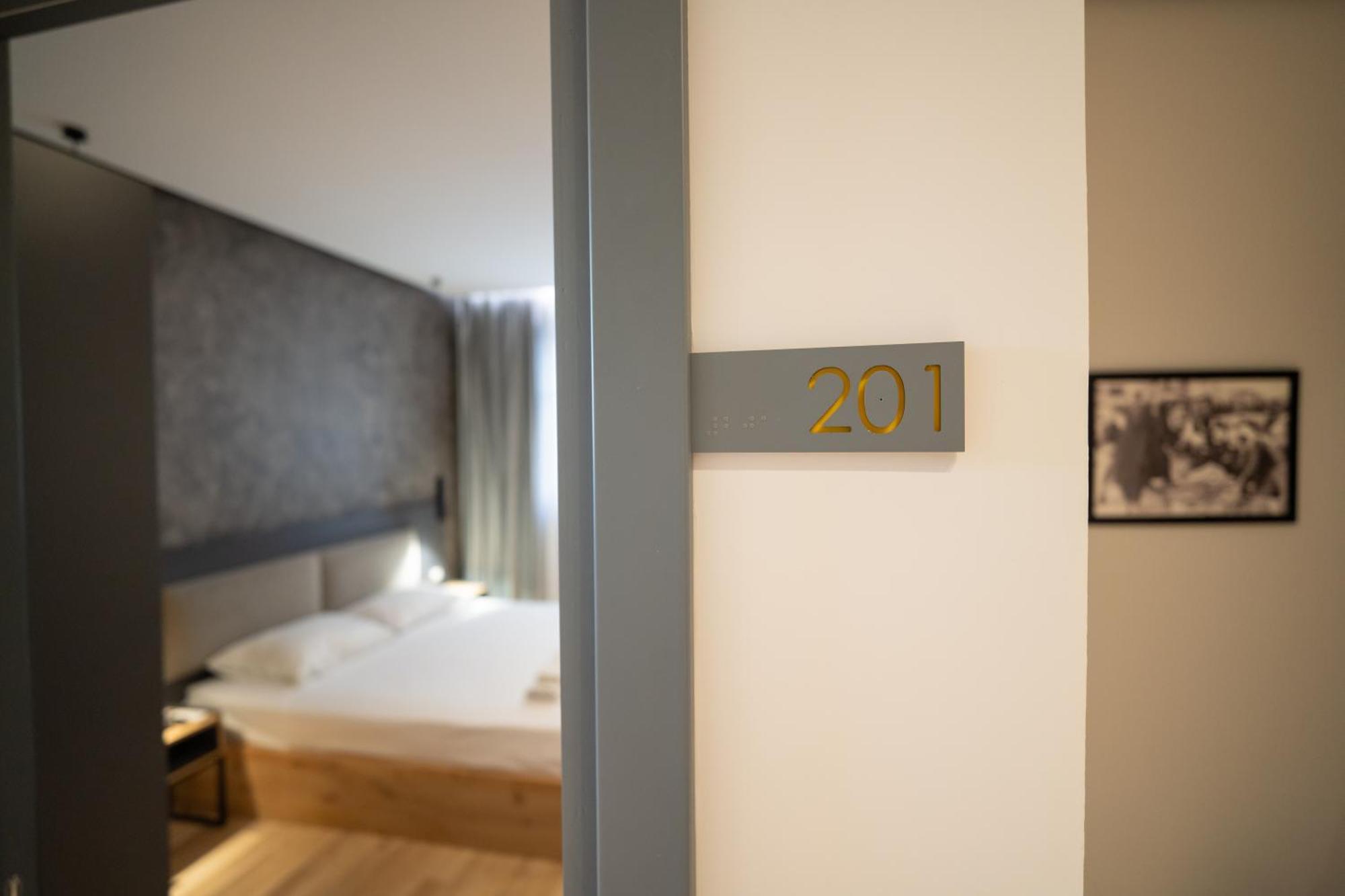 Center Boutique Hotel Tiranë Ngoại thất bức ảnh