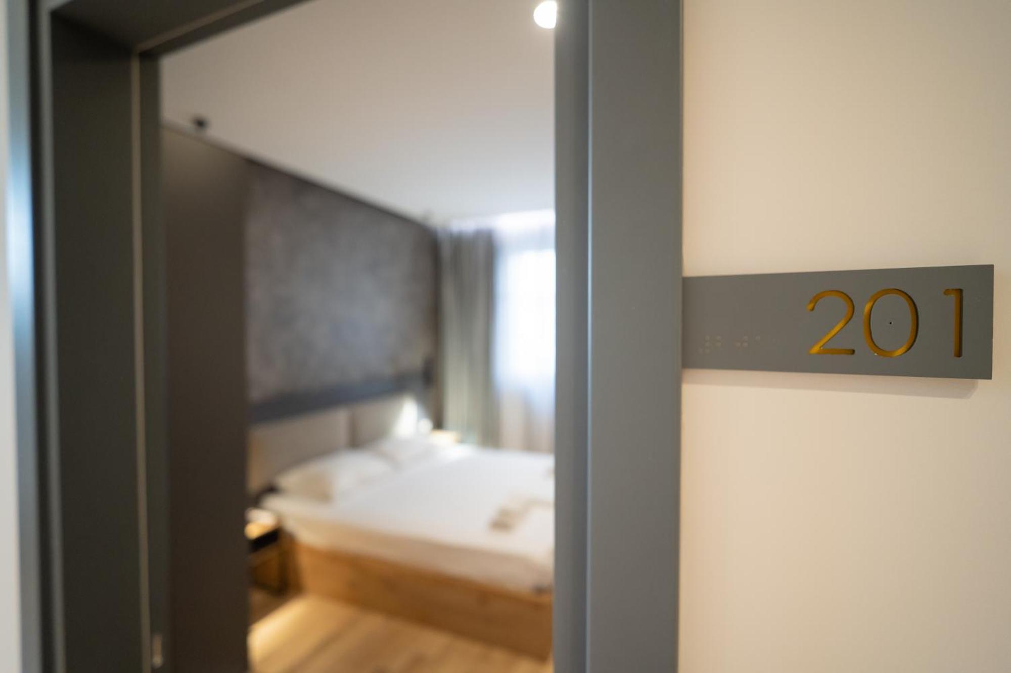 Center Boutique Hotel Tiranë Ngoại thất bức ảnh