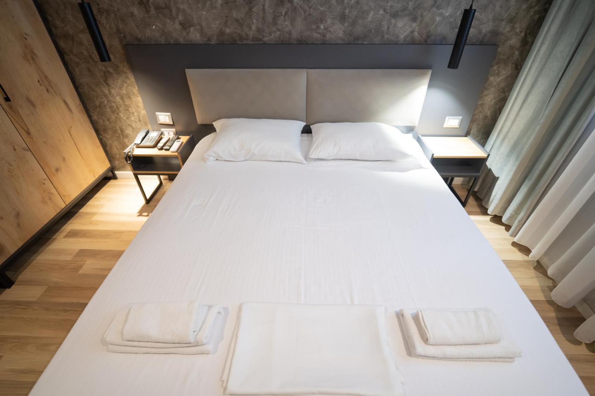 Center Boutique Hotel Tiranë Ngoại thất bức ảnh