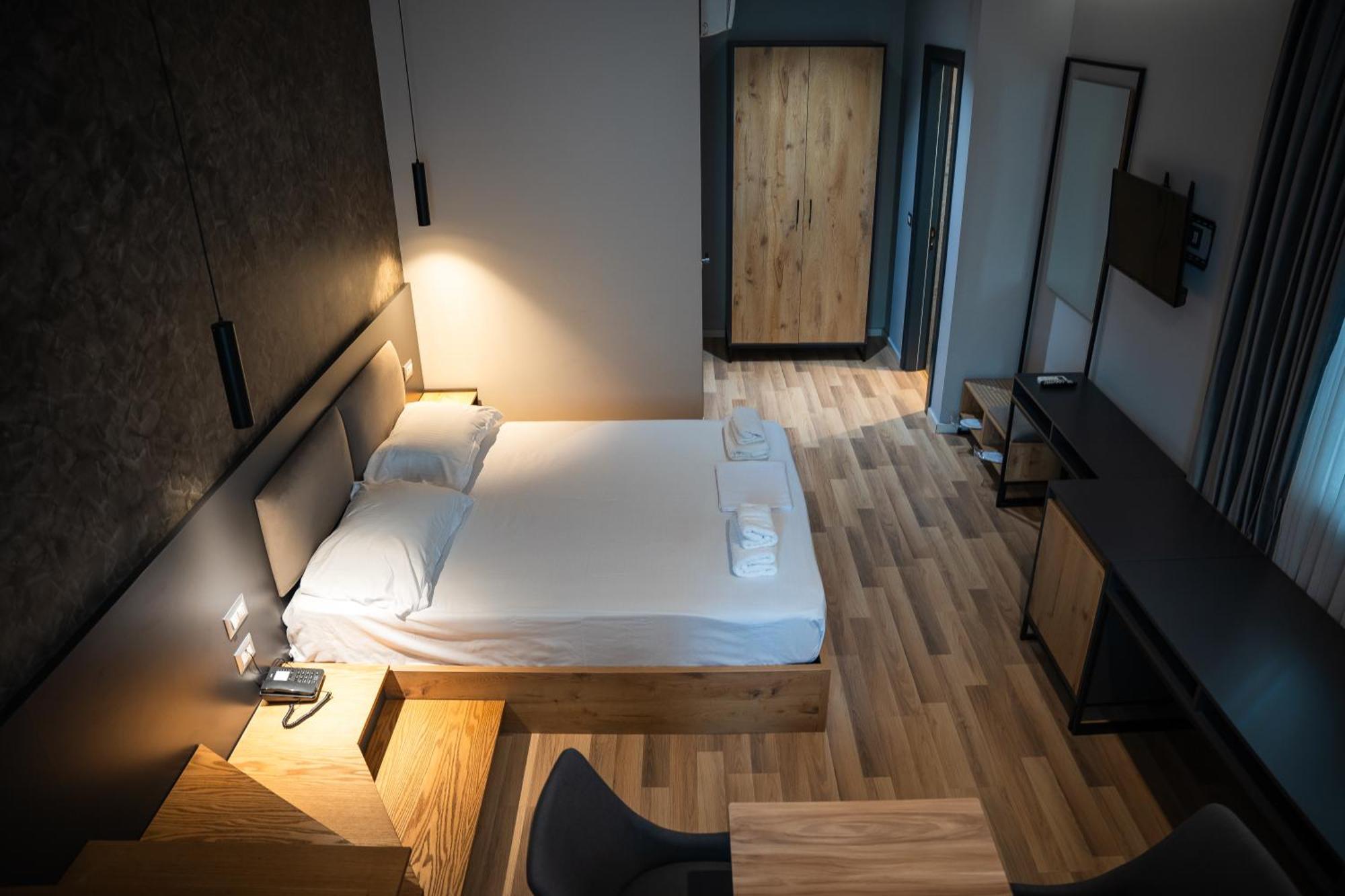 Center Boutique Hotel Tiranë Ngoại thất bức ảnh