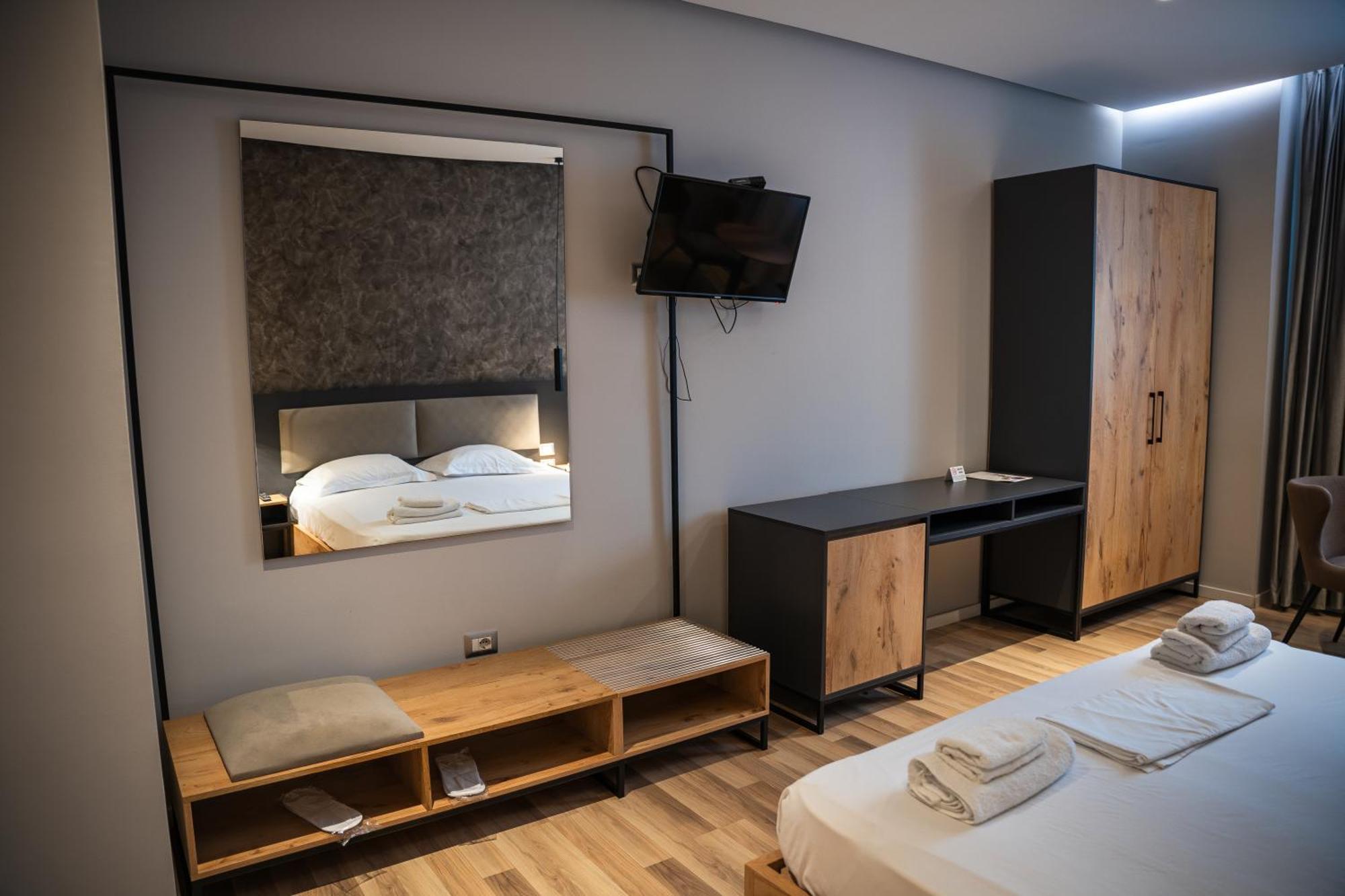 Center Boutique Hotel Tiranë Ngoại thất bức ảnh