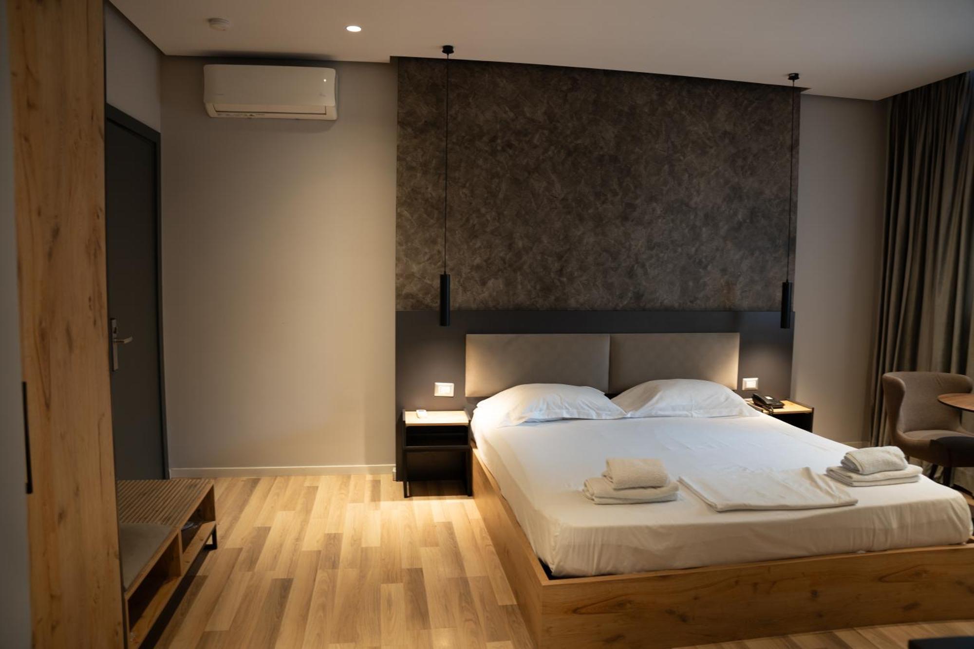 Center Boutique Hotel Tiranë Ngoại thất bức ảnh