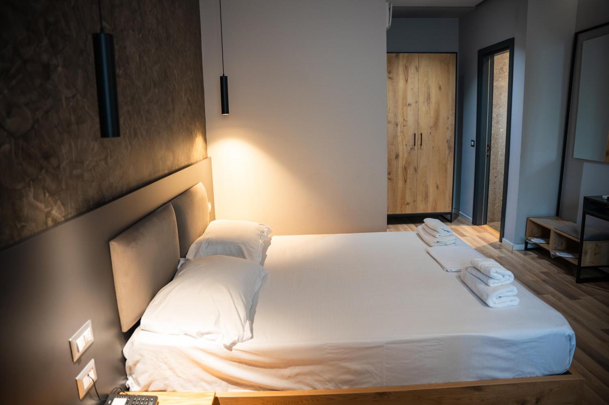 Center Boutique Hotel Tiranë Ngoại thất bức ảnh