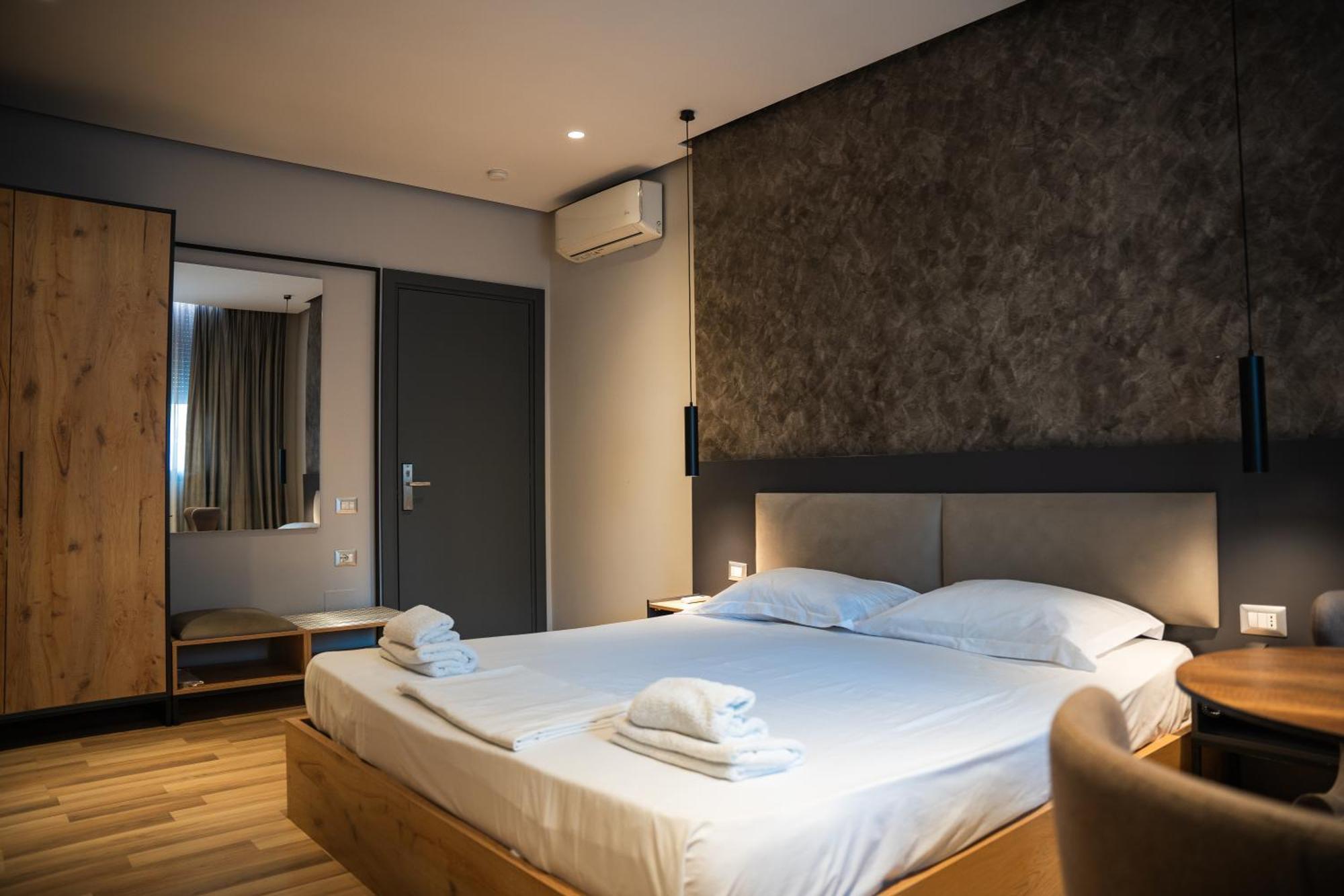 Center Boutique Hotel Tiranë Ngoại thất bức ảnh