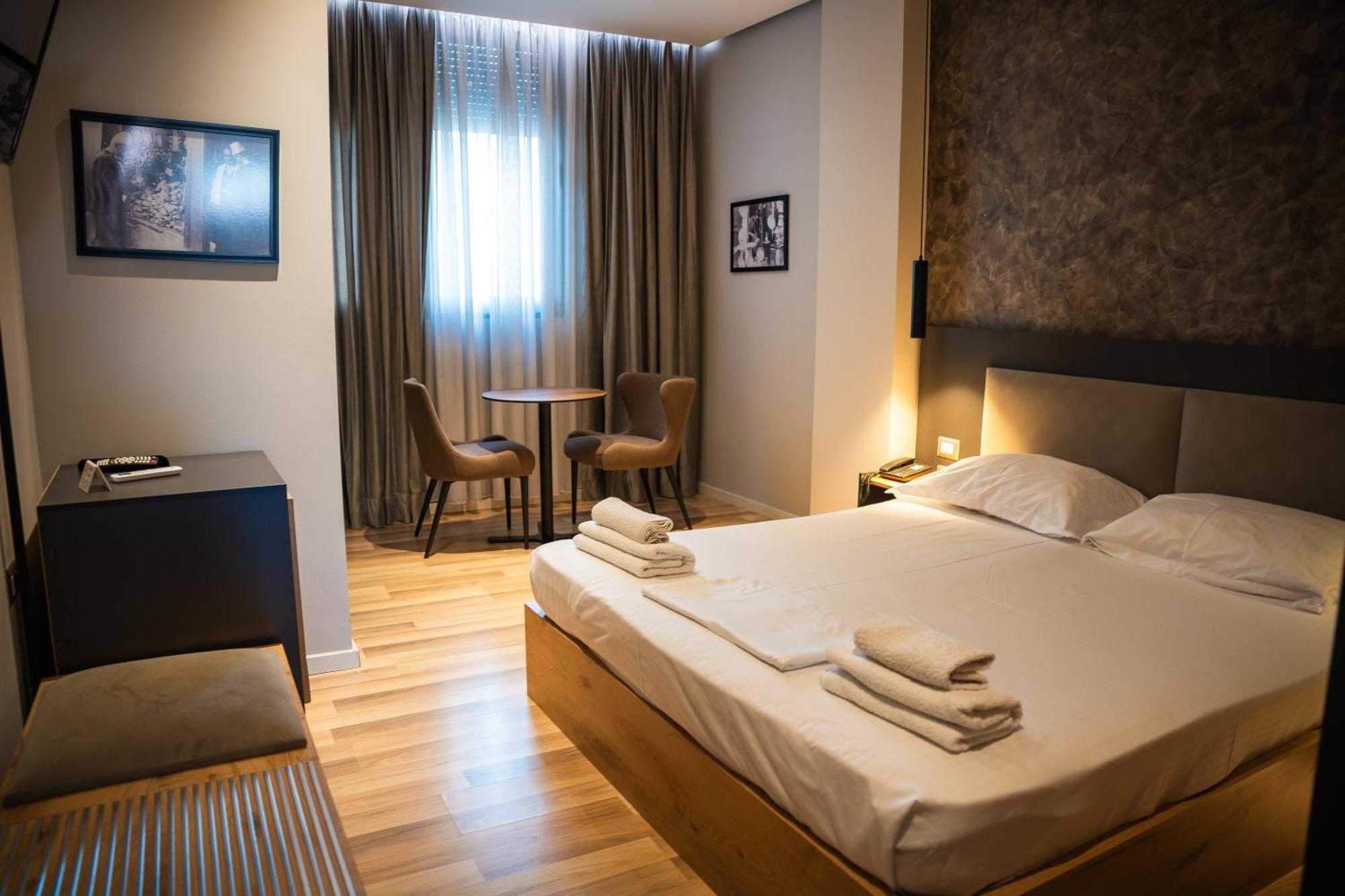 Center Boutique Hotel Tiranë Ngoại thất bức ảnh