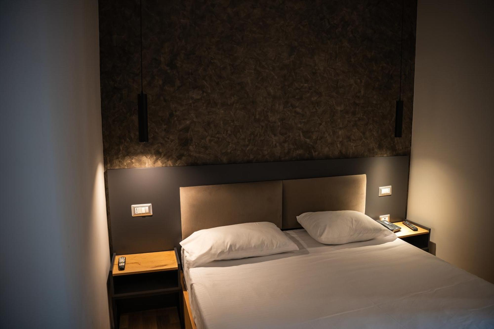 Center Boutique Hotel Tiranë Ngoại thất bức ảnh