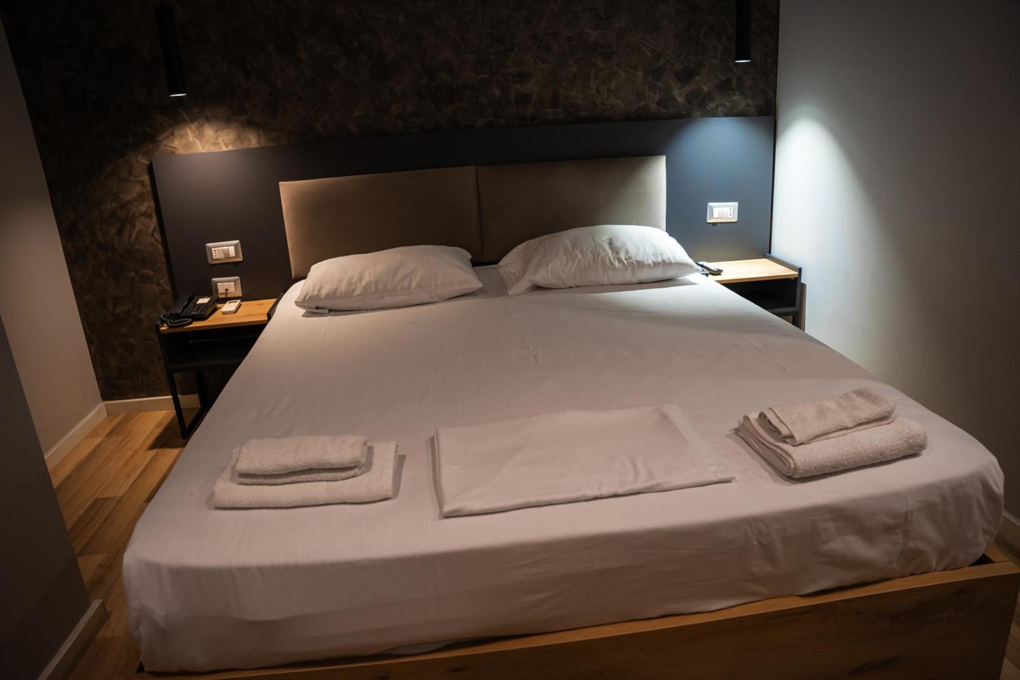 Center Boutique Hotel Tiranë Ngoại thất bức ảnh