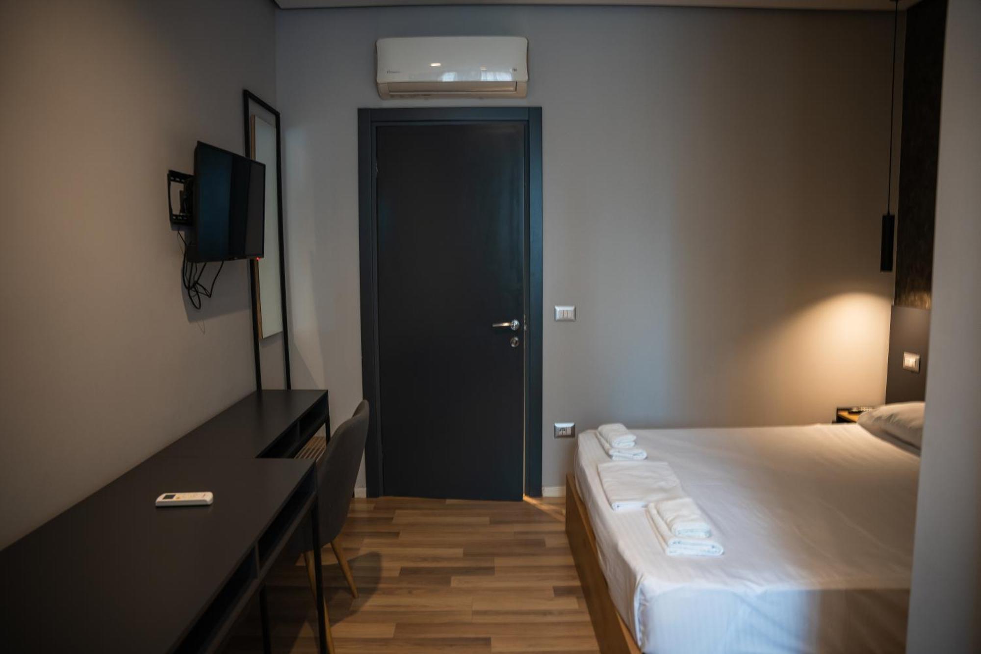 Center Boutique Hotel Tiranë Ngoại thất bức ảnh