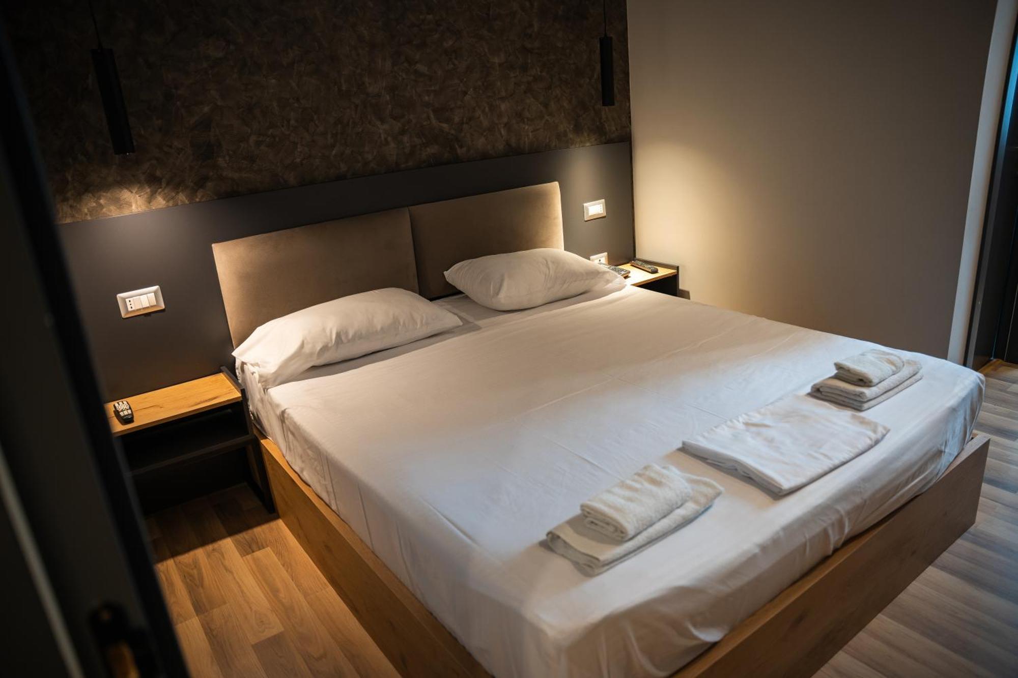 Center Boutique Hotel Tiranë Ngoại thất bức ảnh