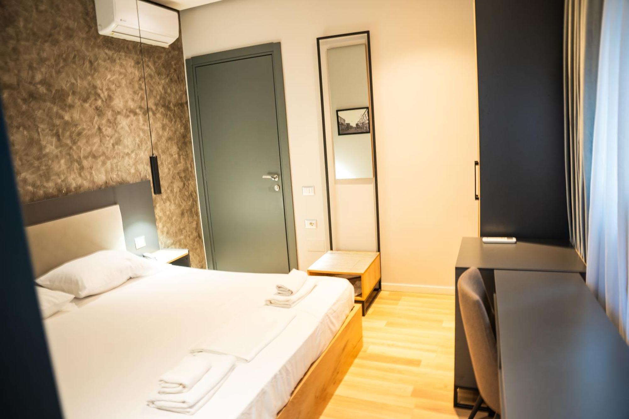 Center Boutique Hotel Tiranë Ngoại thất bức ảnh