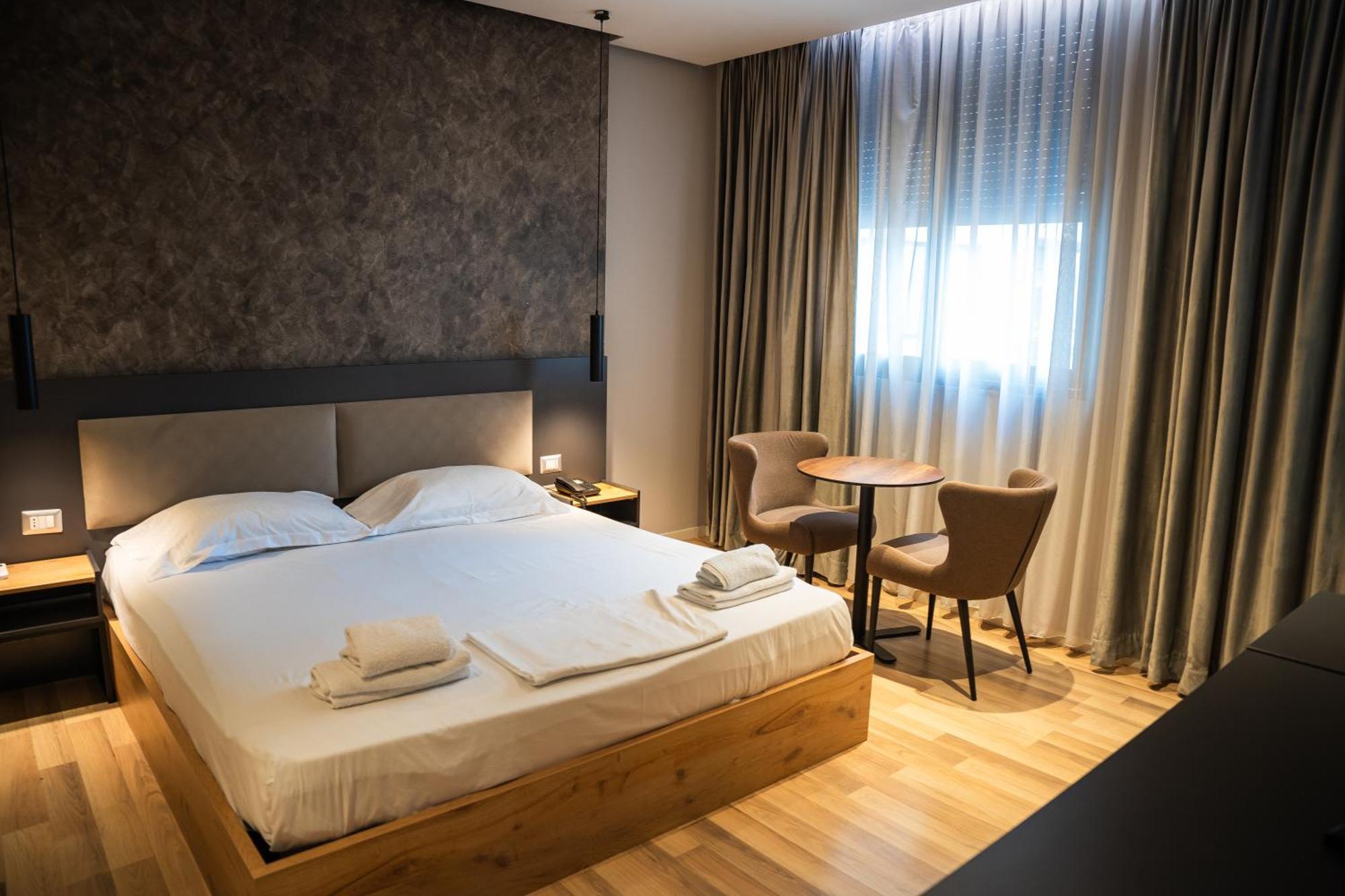 Center Boutique Hotel Tiranë Ngoại thất bức ảnh