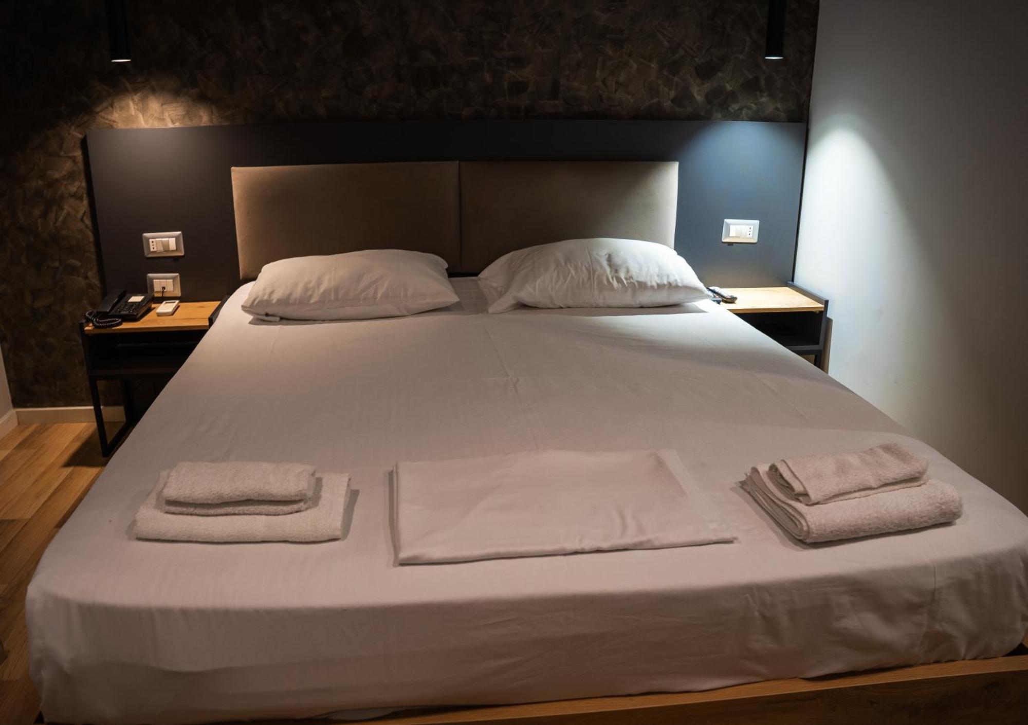 Center Boutique Hotel Tiranë Ngoại thất bức ảnh