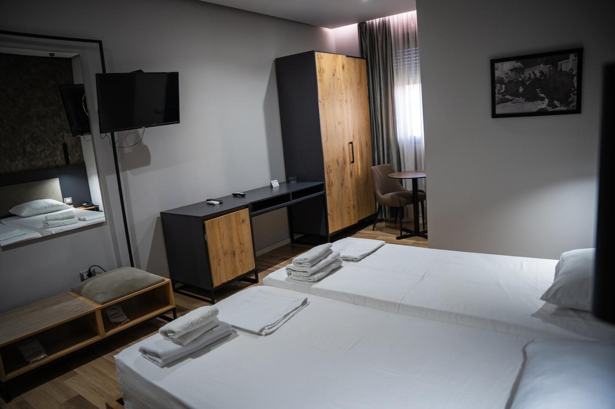 Center Boutique Hotel Tiranë Ngoại thất bức ảnh