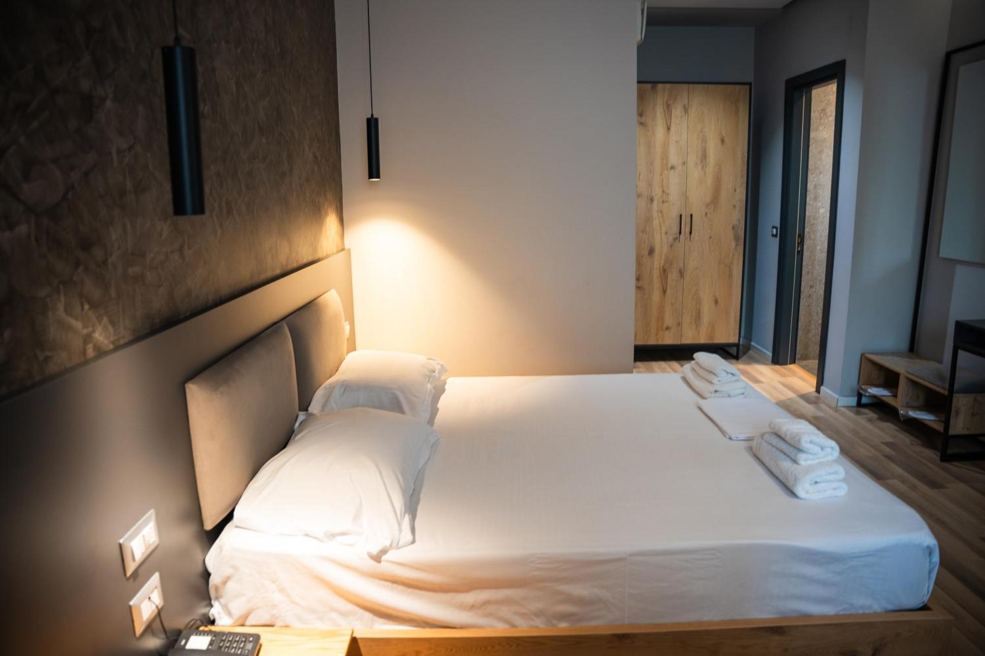Center Boutique Hotel Tiranë Ngoại thất bức ảnh