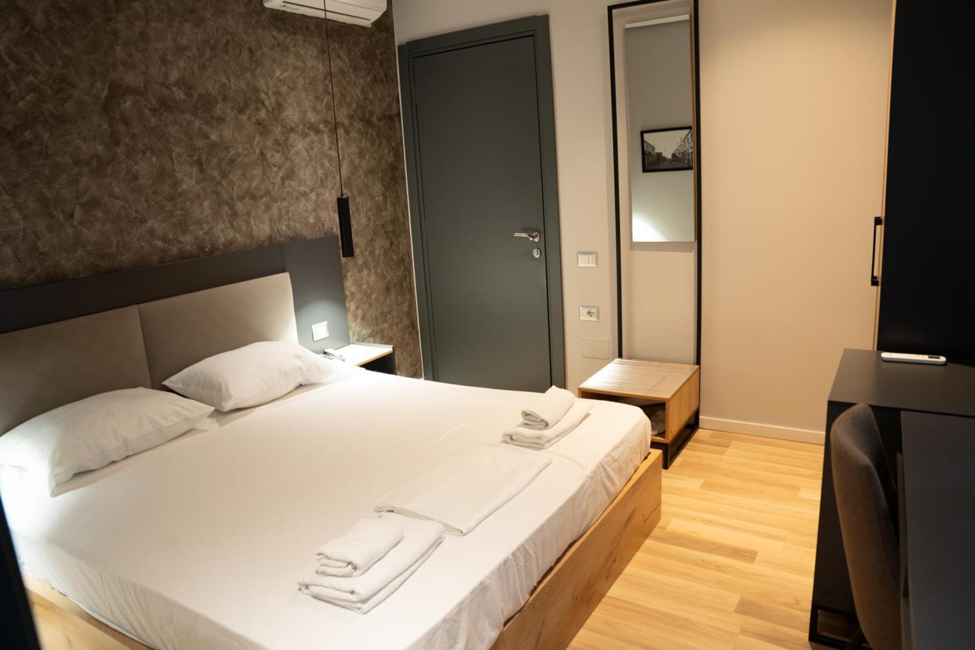 Center Boutique Hotel Tiranë Ngoại thất bức ảnh